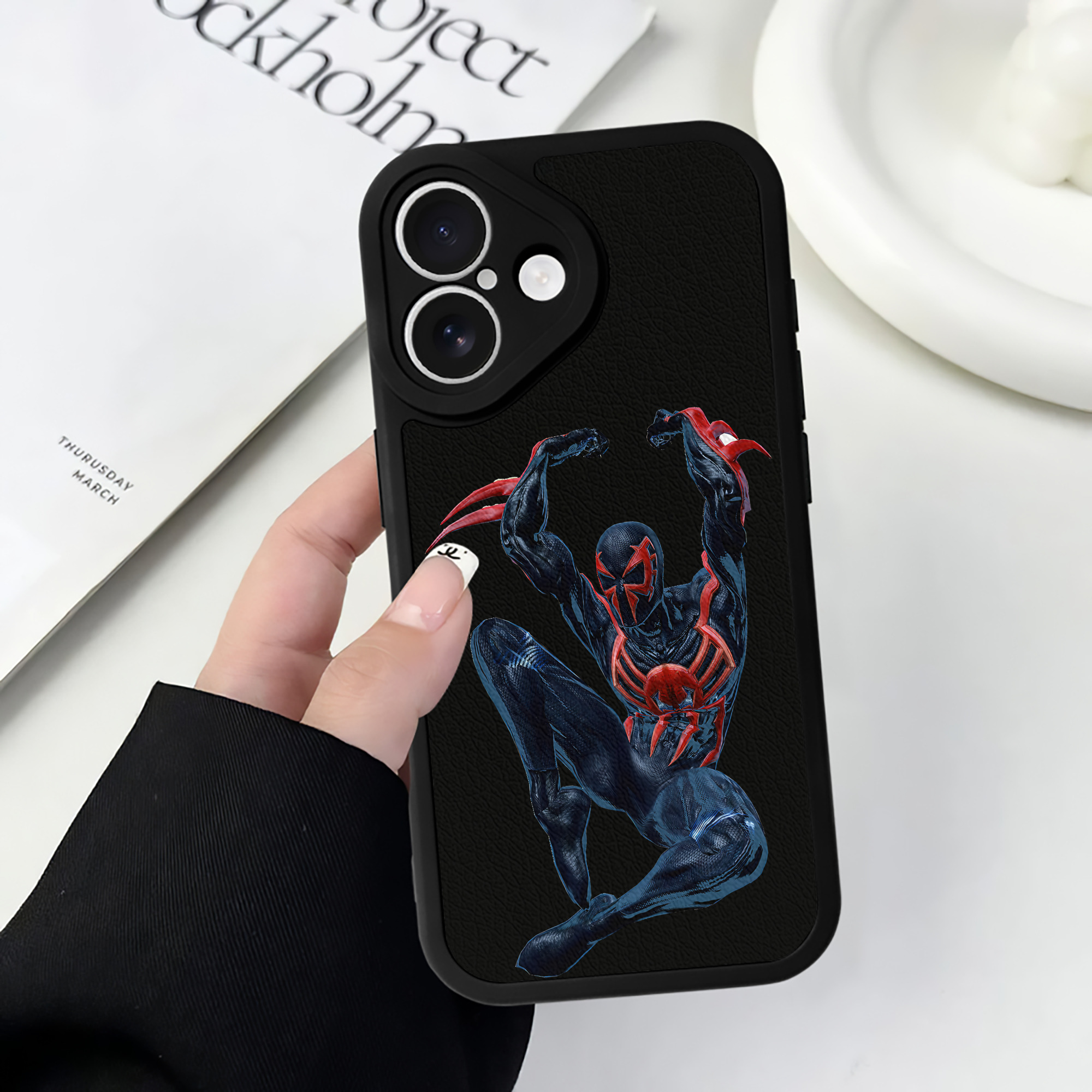 （画像用） Spider Man スパイダーマン 【iPhone 16シリーズ対応】シリコンスマホケース（レザー調） 材質：シリコン